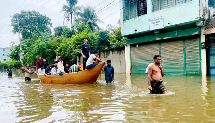 ফেনীতে ভয়াবহ বন্যা, নৌকার অভাব-পানির স্রোতে উদ্ধার কাজ ব্যাহত