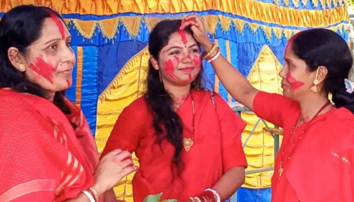ফুলবাড়ীতে বিজয়া দশমীতে মণ্ডপে মণ্ডপে সিঁদুর খেলায় মেতে উঠে নারীরা