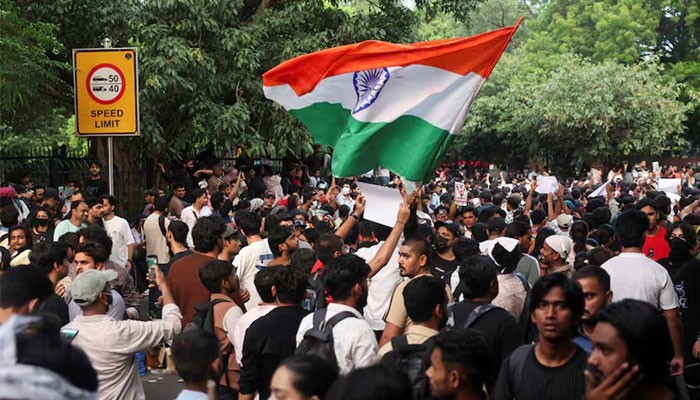 নয়াদিল্লির বিক্ষোভের মধ্যে ভারতের শিক্ষা সচিবকে বদলি