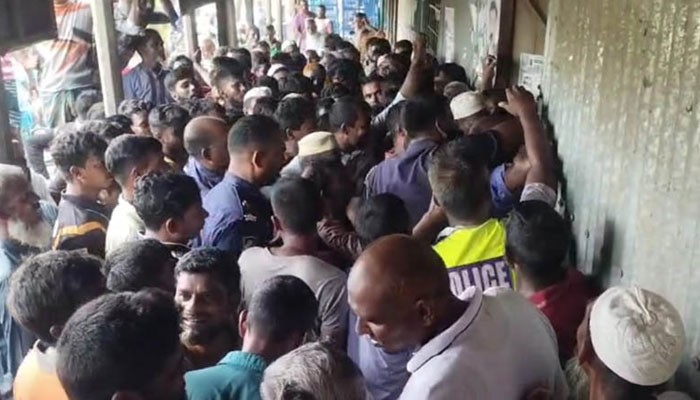কুড়িগ্রামে সার নিয়ে অনিয়ম, ডিলারের গোডাউনে ভাঙচুর