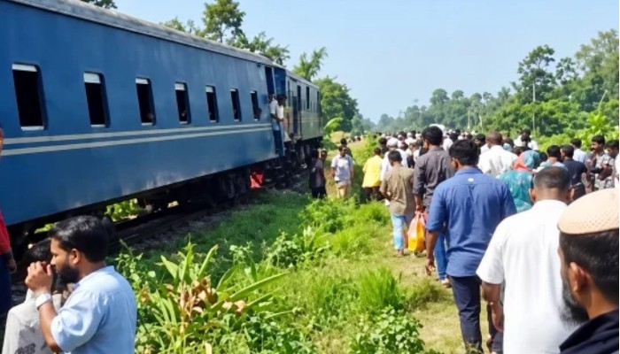 কর্ণফুলী ট্রেনের বগি লাইনচ্যুত, বন্ধ চট্টগ্রাম-ঢাকা রেল যোগাযোগ