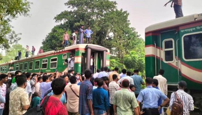 যাত্রীভর্তি ৮ বগি রেখে চলে গেল ট্রেন