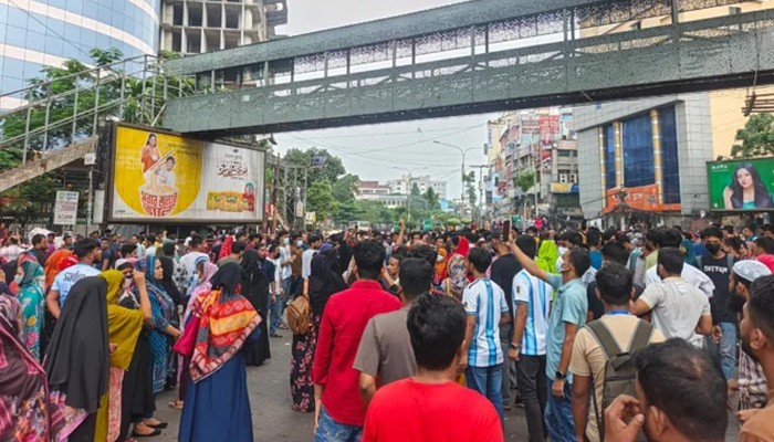 মিরপুরে পোশাক শ্রমিকদের সড়ক অবরোধ